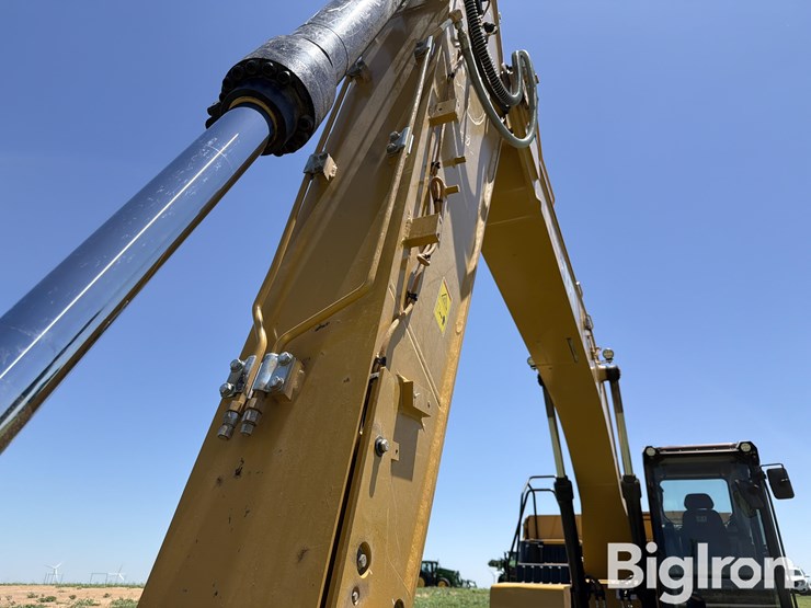 2024-caterpillar-320-image-15