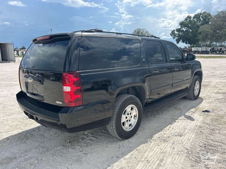 2008-chevrolet-suburban-image-3