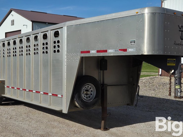 2014-wilson-livestock-trailer-image-3