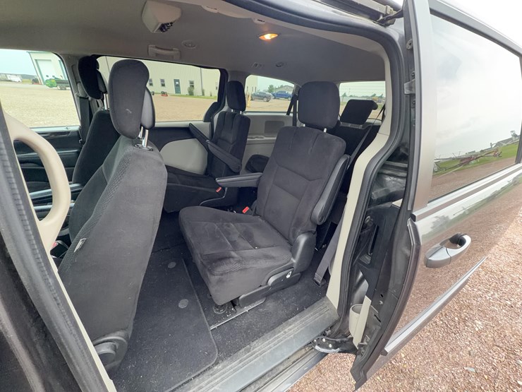 2015-dodge-grand-caravan-image-15