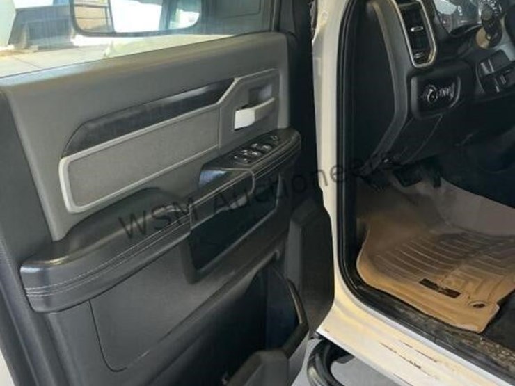 2019-dodge-3500-image-25