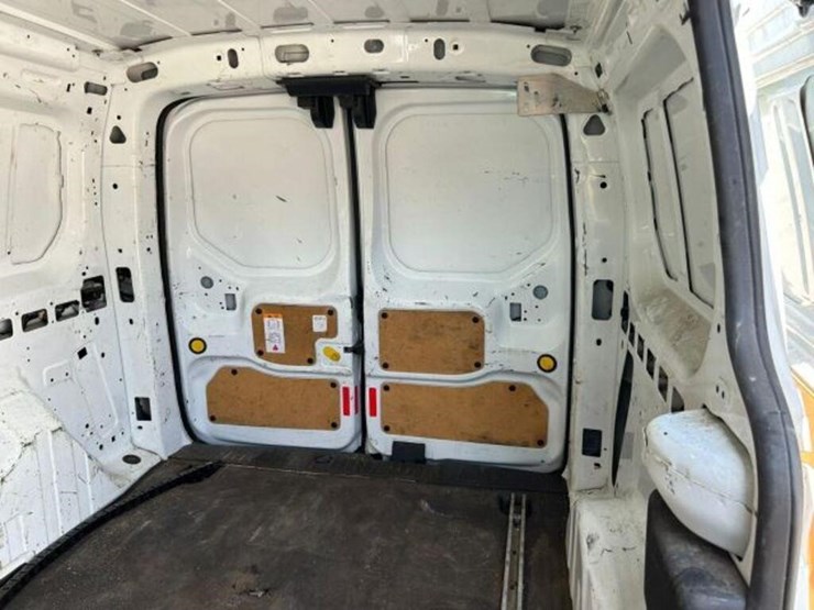 2015-ford-cargo-image-18