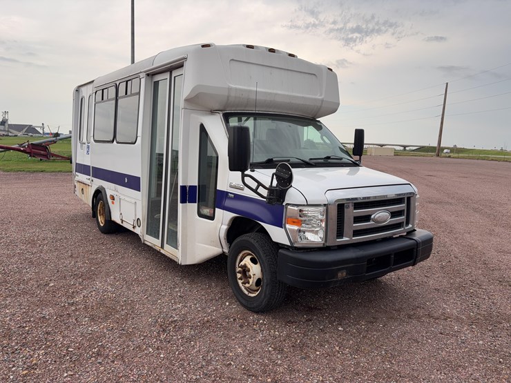 2015-champion-bus-inc.-ch230rl-mini-bus-image-3
