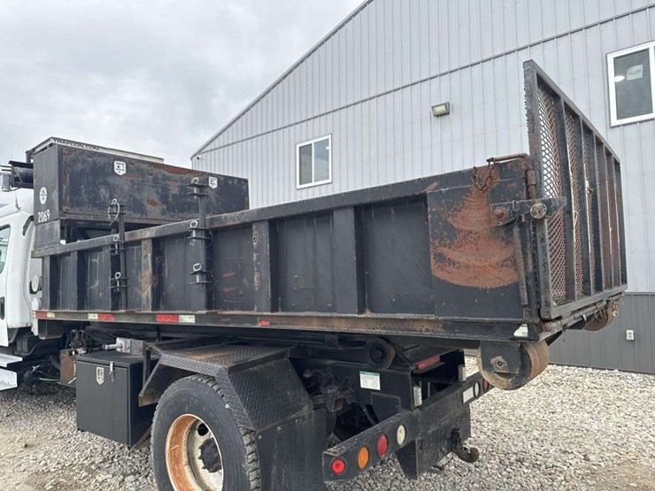 2010-freightliner-roll-off-truck-image-21
