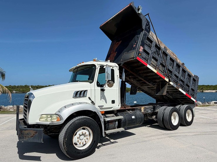 2006-mack-granite-ct713-image-1
