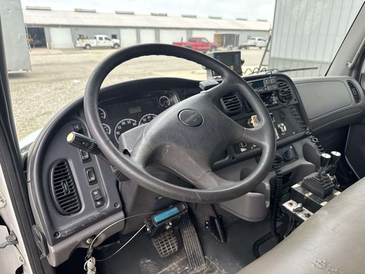 2010-freightliner-roll-off-truck-image-11