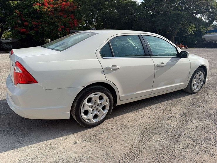 2011-ford-fusion-4-door-sedan-(63,841-miles)-image-3