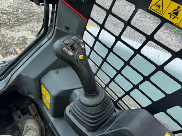 2021-bobcat-t64-image-28