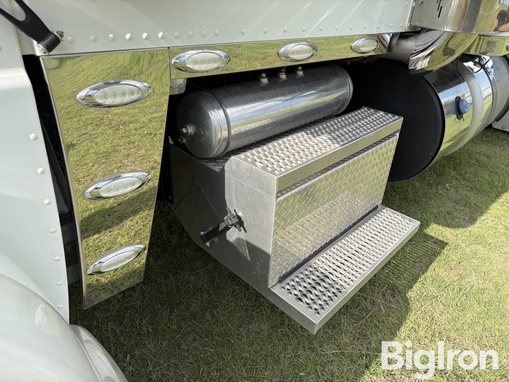 2015-peterbilt-388-image-16