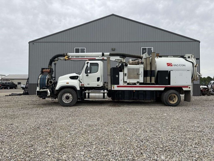 2013-freightliner-114sd-image-2