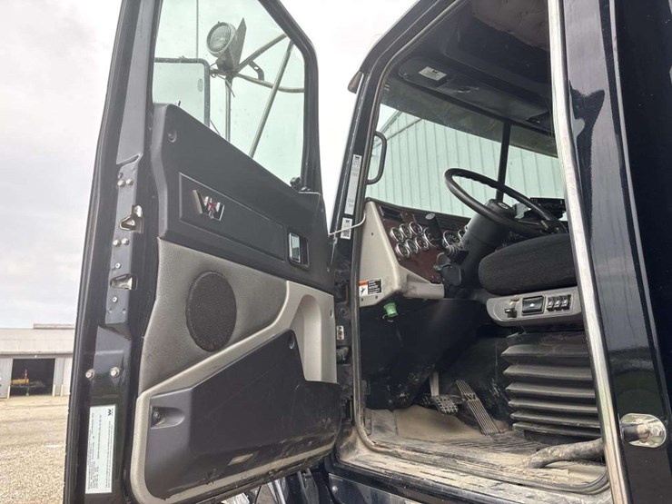 2018-western-star-4700-image-17
