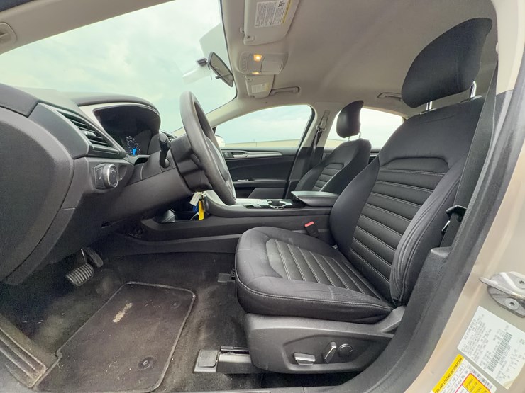 2015-ford-fusion-se-image-15