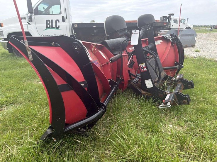 the-boss-8ft-3in-power-v-xt-snow-plow-image-3