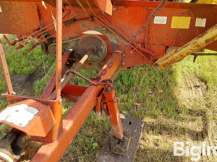 new-holland-1033-image-12