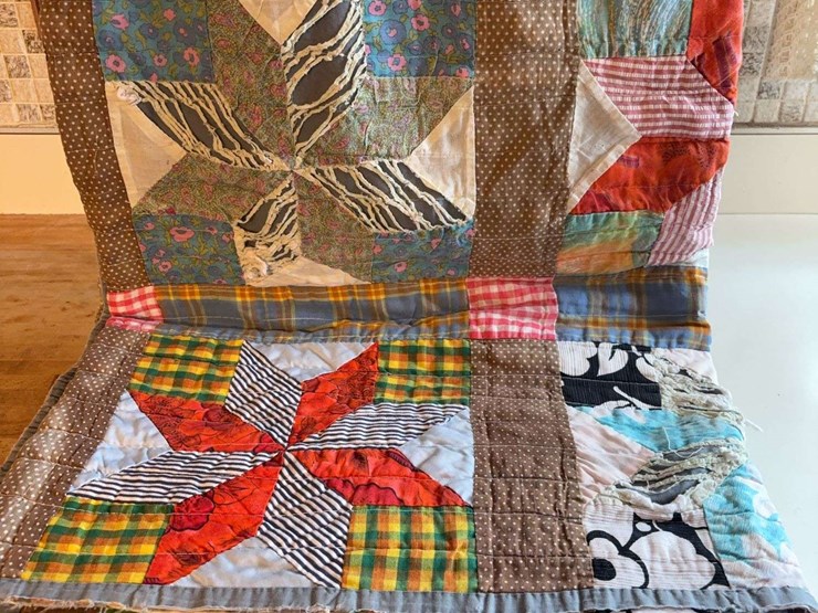 multi-pattern-patchwork-quilt-with-star-motif-image-4