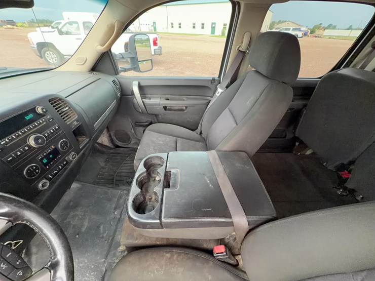 2014-chevrolet-silverado-2500-image-27