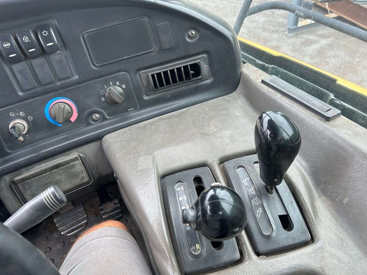 2008-caterpillar-725-image-59