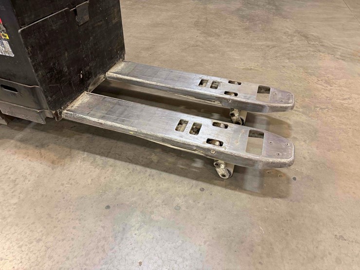 electric-pallet-jack-image-8