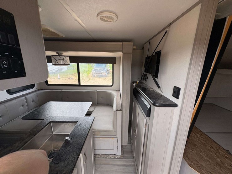 2022-forrest-river-tracer-27'-travel-trailer-image-17