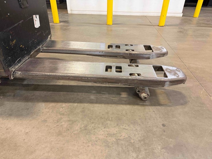 electric-pallet-jack-image-11