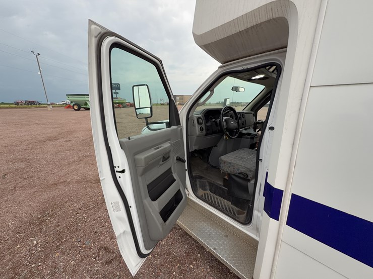 2015-champion-bus-inc.-ch230rl-mini-bus-image-17