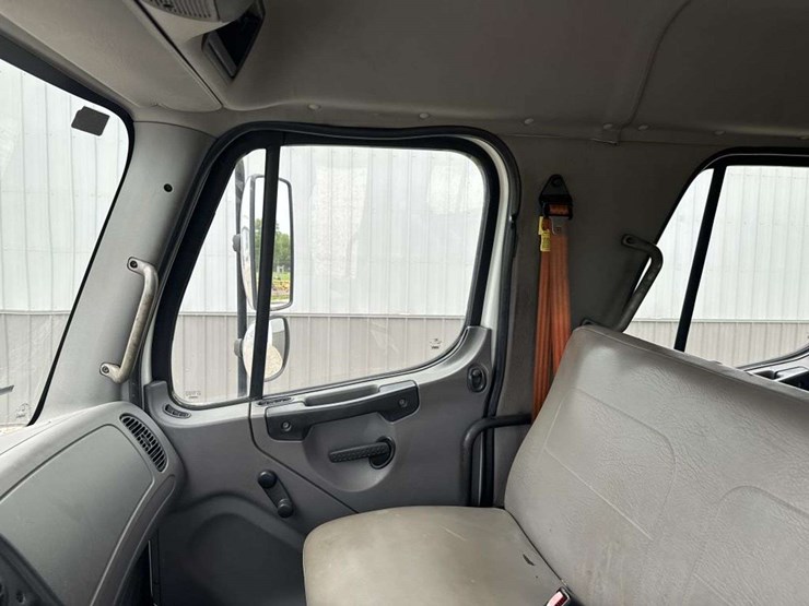 2010-freightliner-roll-off-truck-image-13