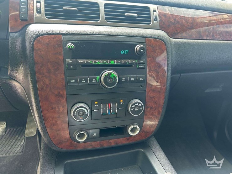 2008-chevrolet-suburban-image-16