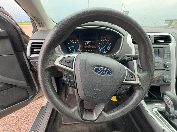 2015-ford-fusion-se-image-19
