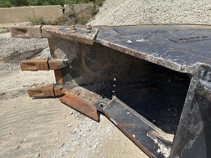 24-inch-tooth-bucket-attachment-image-6
