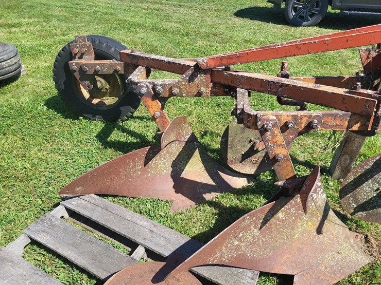 allis-chalmers-3-bottom-3pt-hitch-moldboard-plow-w/coulters-image-12