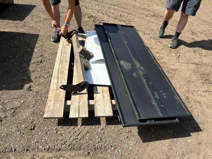 truck-toolbox-doors,-hitch,-mud-flaps-image-6