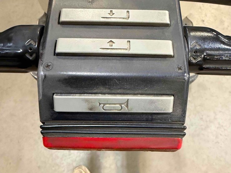 electric-pallet-jack-image-10