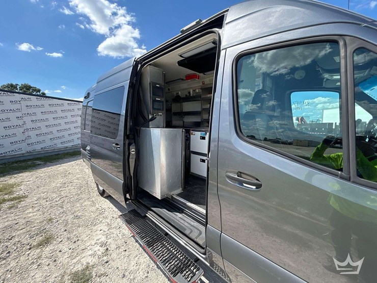 20211-mecedes-benz-sprinter-4500-modified-food-catering-van-image-34