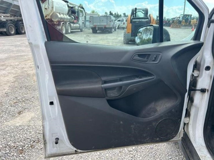 2014-ford-cargo-image-19