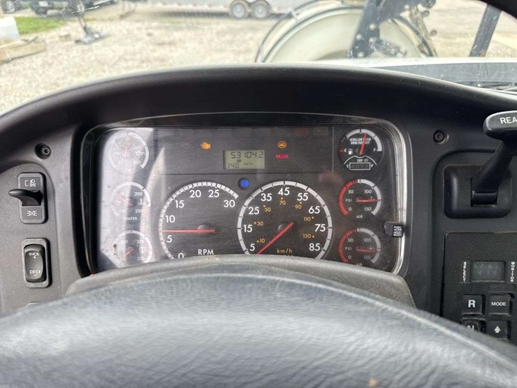 2013-freightliner-114sd-image-30