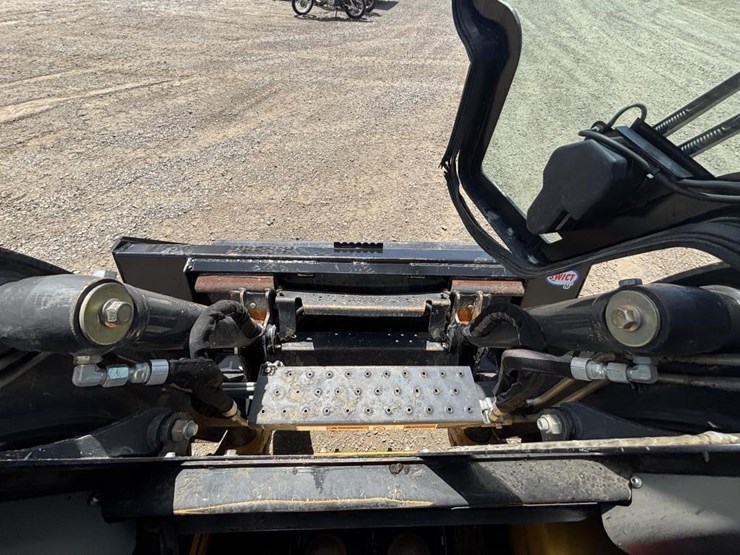 2021-new-holland-l328-image-25