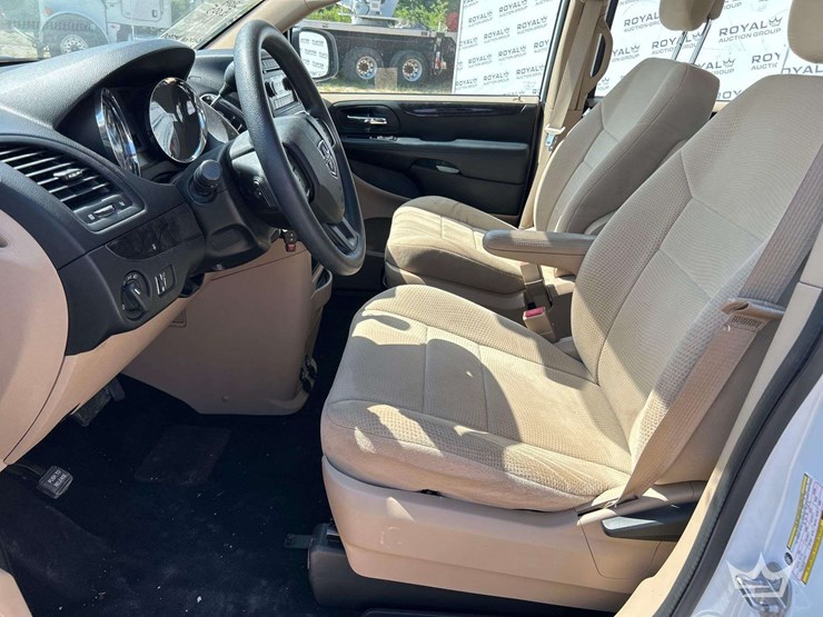 2014-dodge-caravan-image-12