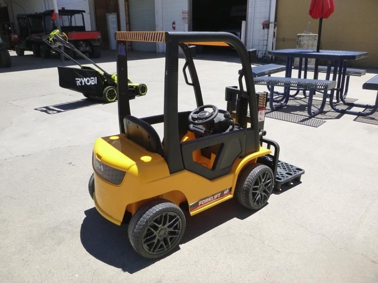 dls-kids-forklift-image-3
