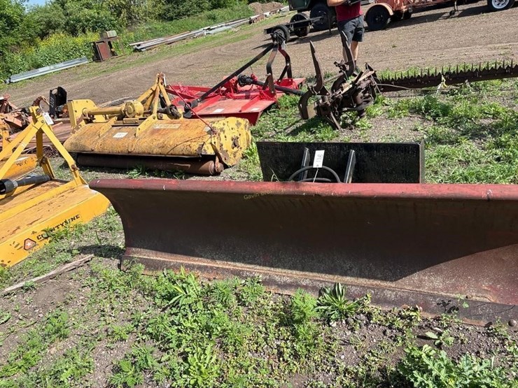 universal-attach-90"-snowplow-image-2