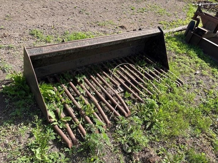 universal-attach-6'-manure-bucket-image-1