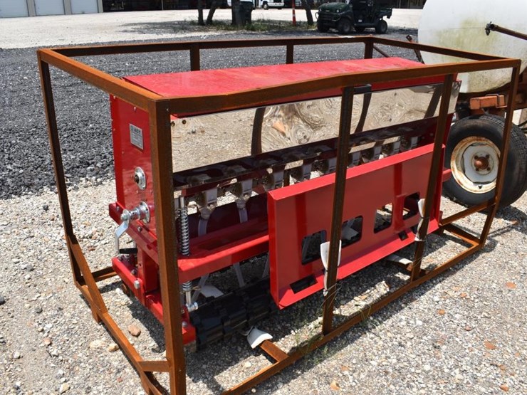 3pt-or-skid-steer-no-till-seeder-image-3