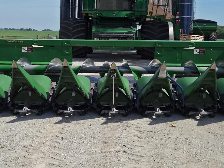 2017-john-deere-608c-image-2
