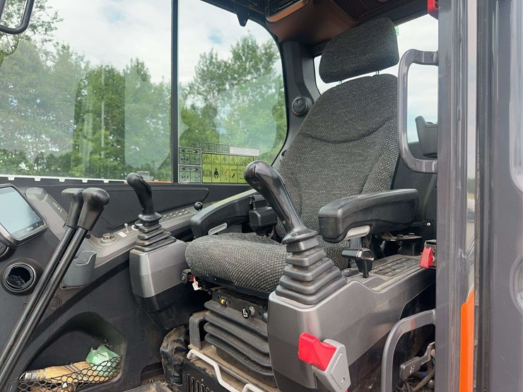 2023-develon-dx89r-excavator-with-2-buckets-image-34