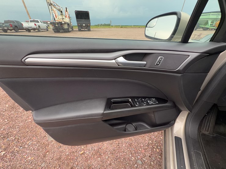 2015-ford-fusion-se-image-14
