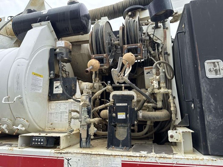 2013-freightliner-114sd-image-21