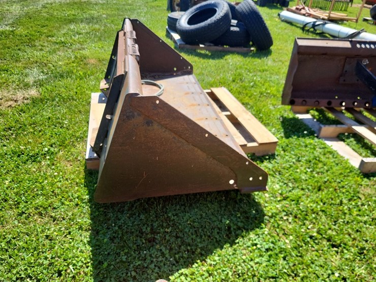 72"-bucket-w/skid-loader-mounting-image-8