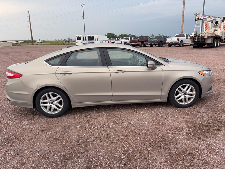 2015-ford-fusion-se-image-4