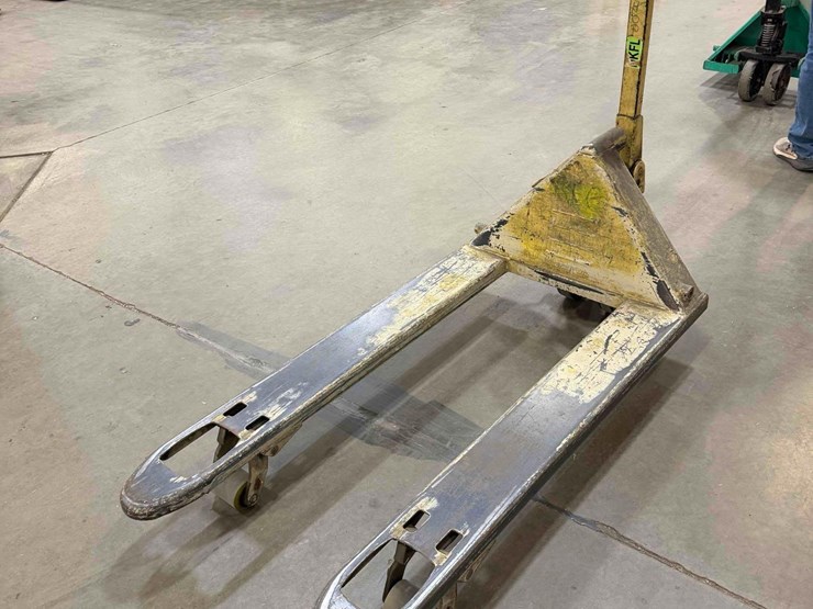 manual-pallet-jack-image-1