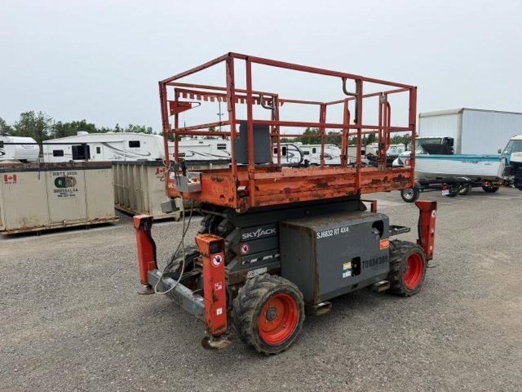 2017-skyjack-sj6832-4x4-scissor-lift-37011111-image-1