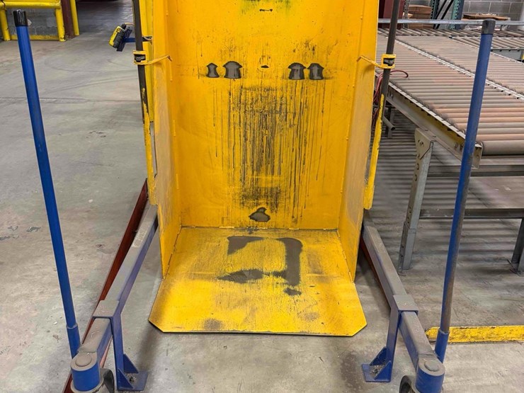 vestil-tcd-u-60-dc-universal-dc-trash-can-dumper-image-2